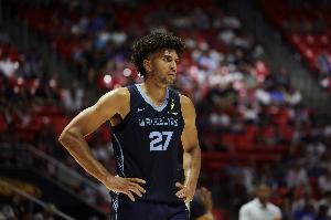 沉稳即战力！卡梅隆·布泽尔首节2中2 拿到5分3助攻1抢断