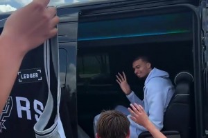 “西决之后文班亚马现身人气爆棚～大批球迷等候MVP”视频封面